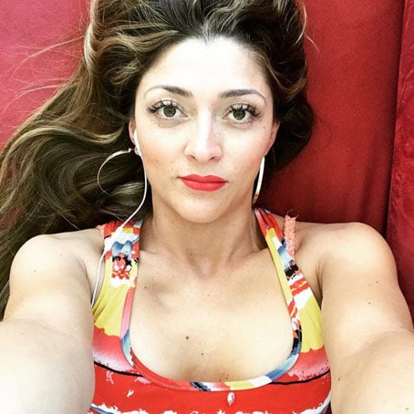 <a href="https://www.univision.com/shows/reto-4-elementos/me-cae-mal-monica-para-que-me-ando-con-rodeos-la-jarocha-video">Mónica Escobedo</a> también es mexicana y ha construído una carrera en el 
<i>stand up</i>.