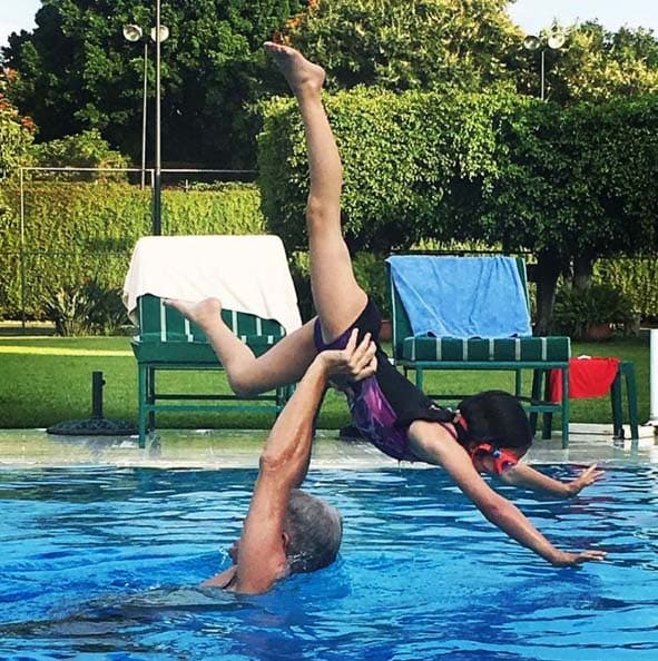 María se pone muy feliz cuando su papito, Lisardo, la acompaña a darse un chapuzón en la alberca.