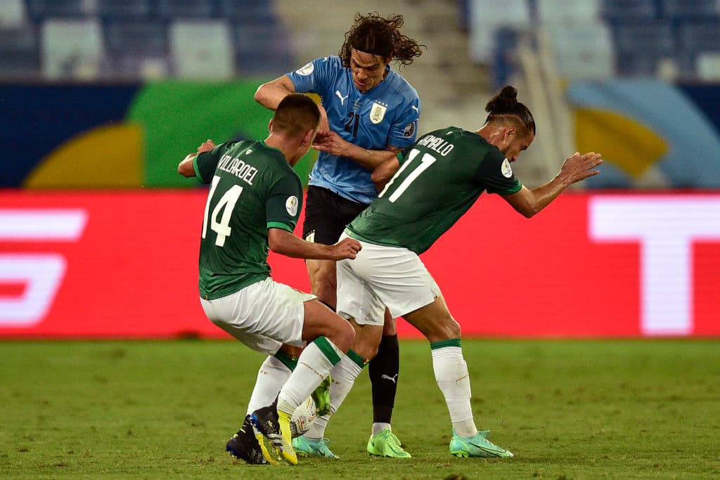 El autogol del portero Carlos Lampe (40') y el gol de Edinson Cavani (79') le dan la victoria a Uruguay 0-2 sobre Bolivia y los 'Charrúas' se adueñan de la tercer plaza del grupo A.