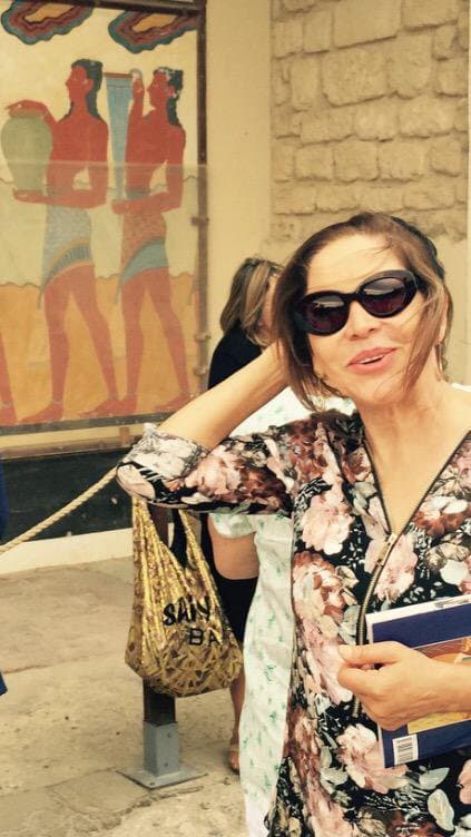 Ana Bertha Espín muestra su lado intelectual desde Knossos Creta, cuna de la civilización. Se ve sensacional.