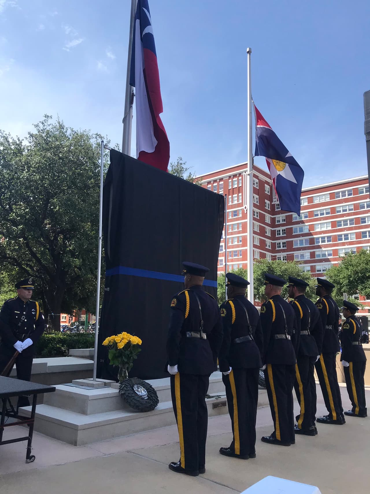 “No hay un sacrificó más alto que dar su vida, protegiendo a los ciudadanos de Dallas", dijo Renee Hall, jefa del Departamento de Policía de Dallas durante la ceremonia el lunes.