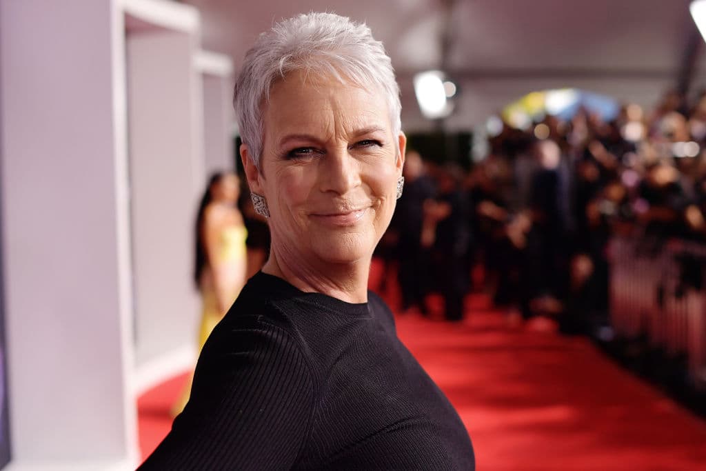Jamie Lee Curtis podría apoyar a Kamala Harris en la Convención Nacional Demócrata de 2024 participando como oradora o respaldando públicamente las políticas de Harris, especialmente aquellas relacionadas con la igualdad de género y los derechos humanos. Curtis es conocida por su activismo social y ha sido defensora de causas progresistas en el pasado, utilizando su plataforma para apoyar a líderes demócratas y promover el cambio social. Su participación podría atraer a un público amplio y generar un impacto significativo en la campaña.
