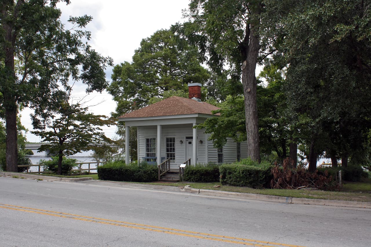 <b>Puesto 12. Jacksonville, Carolina del Norte. </b>
<br>
<br>Salario promedio en 2019: 29,910 dólares al año. 
<br>
<br>Empleo con más concentración: profesores de educación profesional o técnica, postsecundaria (7.5 veces más común que en el resto del país).
<br>
<br>Salario promedio anual de estos empleados: 55,740 dólares (salario promedio nacional: 54,620).
<br>
<br>Entre los empleadores más grandes de esta área metropolitana se encuentran grandes empresas de comercio minorista y los proveedores de servicios de alimentos. Este tipo de empresas a menudo contratan trabajadores a tiempo parcial y no suelen pagar salarios altos.
<br>