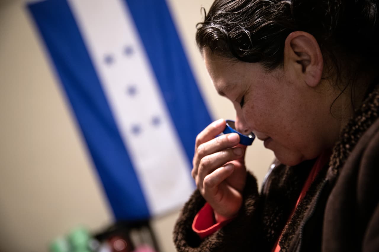 Una inmigrante hondureña que no tiene documentos hace inhalaciones de crema mentolada en su habitación, donde se mantiene en cuarentena con su familia en Mineola, Nueva York. Un grupo de nueve inmigrantes que comparten el alquiler de una casa en Long Island se auto aislaron después de que uno se enfermó de fiebre y el resto se contagió rápidamente. En este estado se han reportado la mayoría los casos de coronavirus en el país.
<b><a href="https://www.univision.com/noticias/salud/mapa-actualizado-del-coronavirus-cifras-de-casos-confirmados-y-fallecidos">Vea aquí el mapa actualizado del coronavirus: cifras de casos confirmados y fallecidos </a></b>