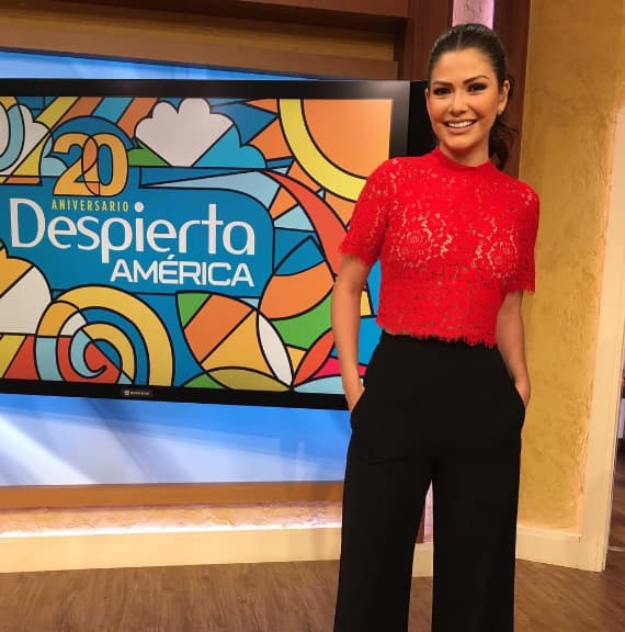 El negro nunca falla y menos si sabes cómo darle ese toque alegre con una blusa muy cálida. El encaje siempre te hará lucir elegante.