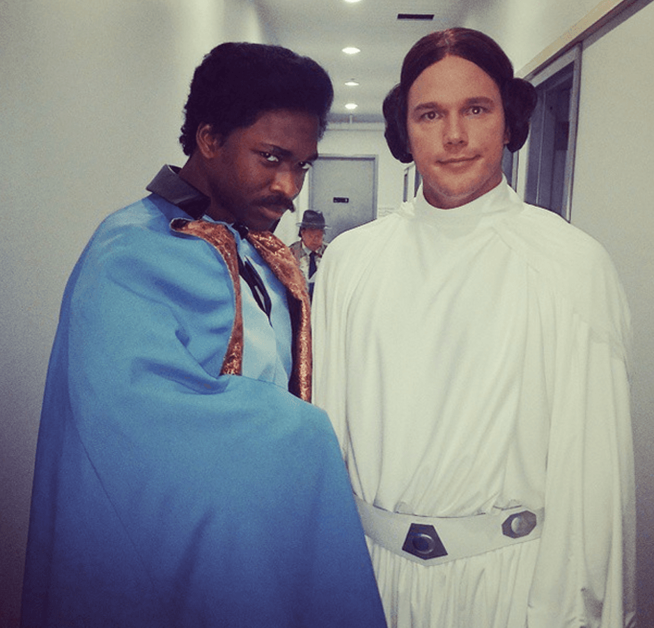 Chris Pratt como Princesa Leia dentro de un episodio de SNL.