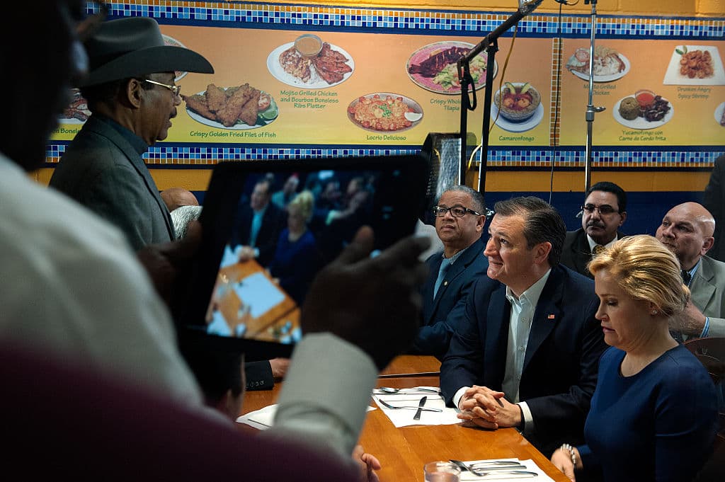 Ted Cruz escucha a un votante en el restaurante Sabrosura 2 del Bronx