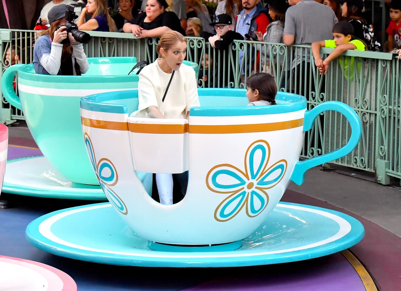 Su hijo mayor, René-Charles, tomaba fotos de su mami y hermano.