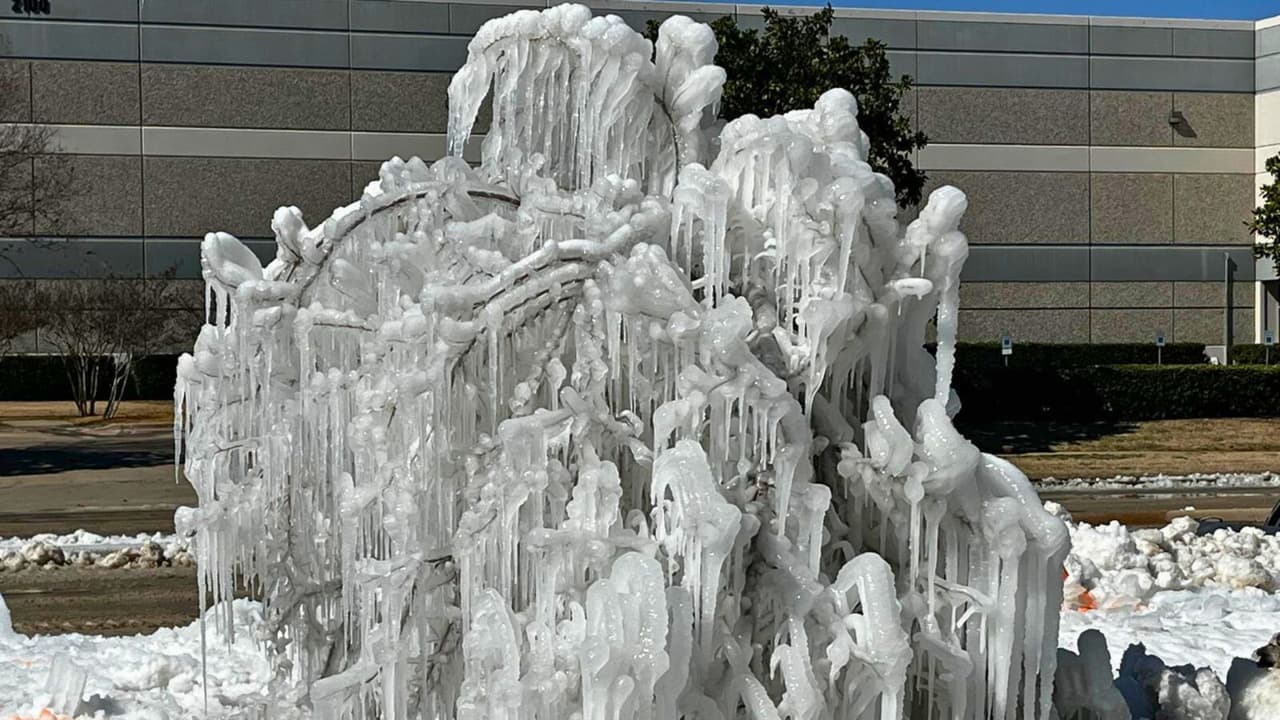 El evento se produjo cuando un frente ártico de gran intensidad cruzó el norte de Texas durante los últimos días, trayendo consigo 
<b>temperaturas bajo el punto de congelación que afectaron a varias ciudades de la región</b>.