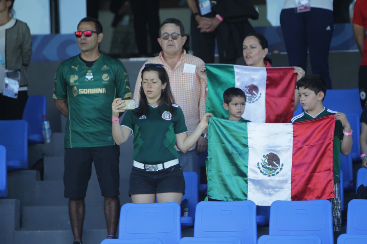 El apoyo de los mexicanos se hizo sentir durante todo el encuentro en el Estadio Charrúa de Montevideo.