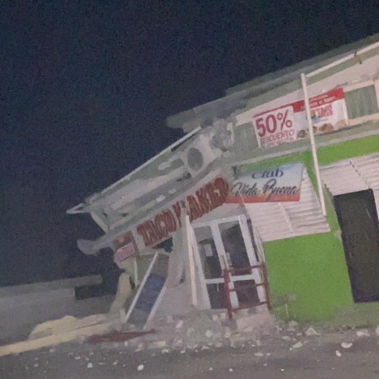 El restaurante Taco Maker en Guanica quedó completamente destruido por dentro.