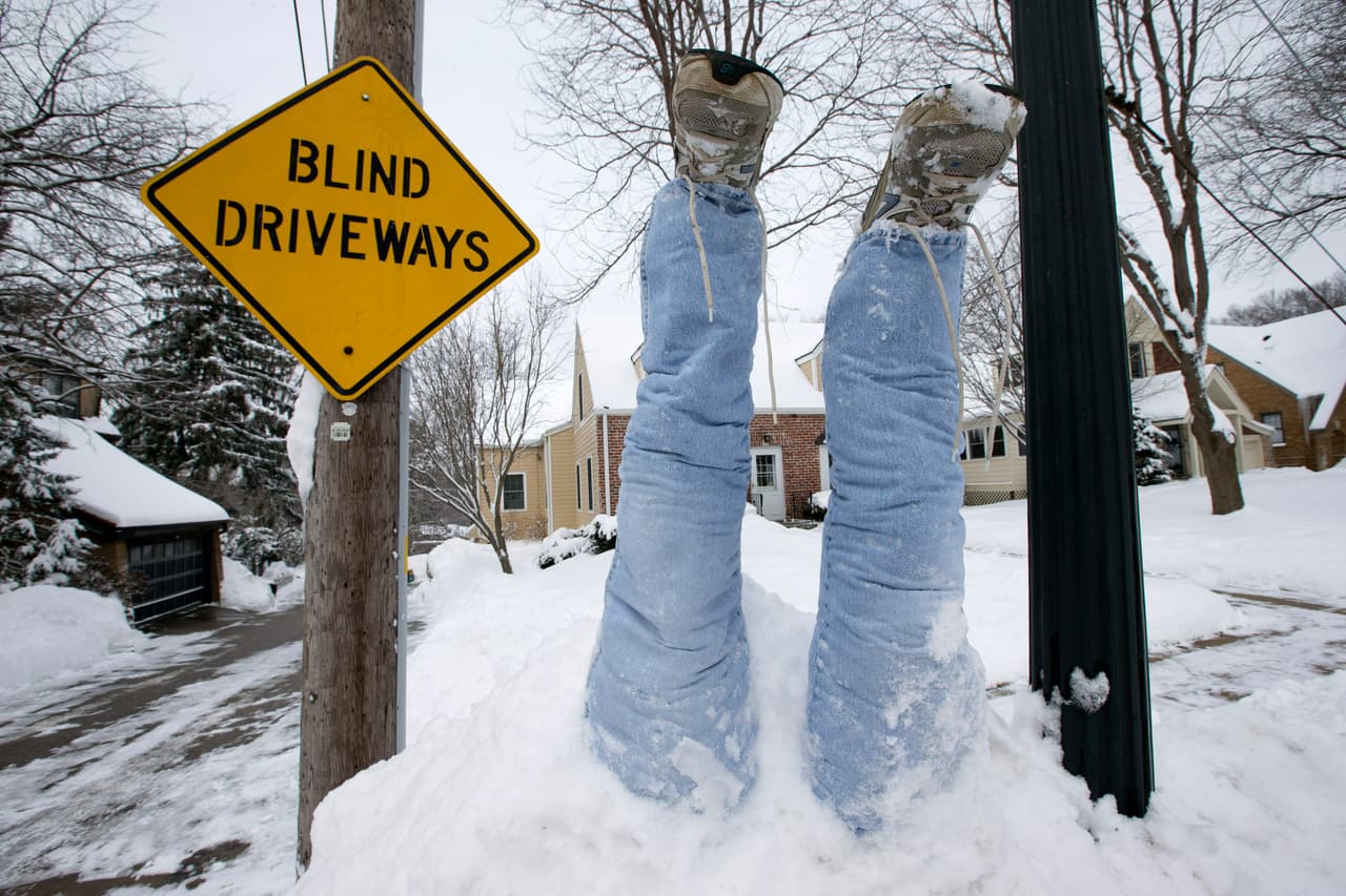 Unos pantalones y unas botas congeladas dispuestas sobre un montón de nieve en una zona residencial de Omaha, Nebraska.