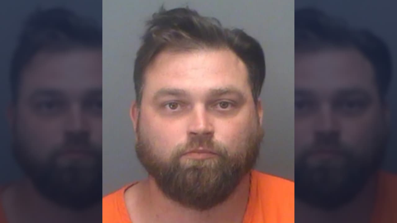 Detienen a sospechoso de Clearwater por poner su teléfono en un baño para grabar a una menor 