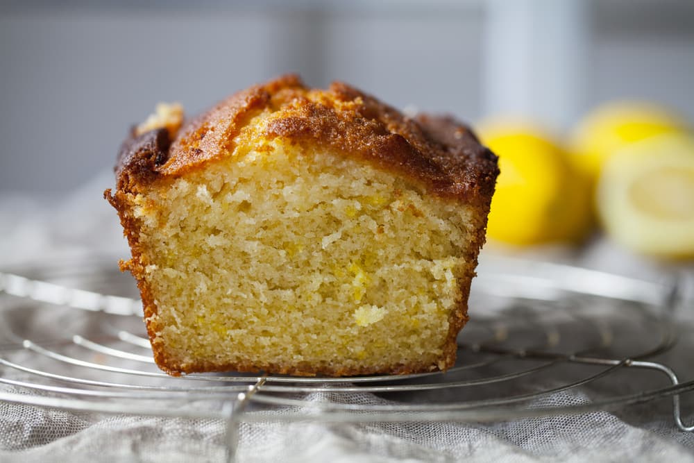 Hornea por 45 minutos a 180° C o puedes checar si está listo cuando pinche el budín con un palillo y éste salga limpio y seco. Deja enfriar y baña con el glaseado de limón. Para el glaseado solo coloca el azúcar en polvo, en un bowl agrega la leche y mezcla. Ve agregando jugo de limón lentamente hasta obtener la consistencia deseada.