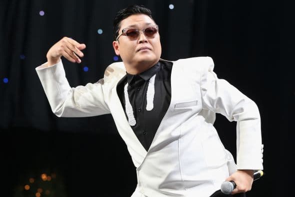 Pobre de Psy, parece que luego de esa caída no pudo levantarse.