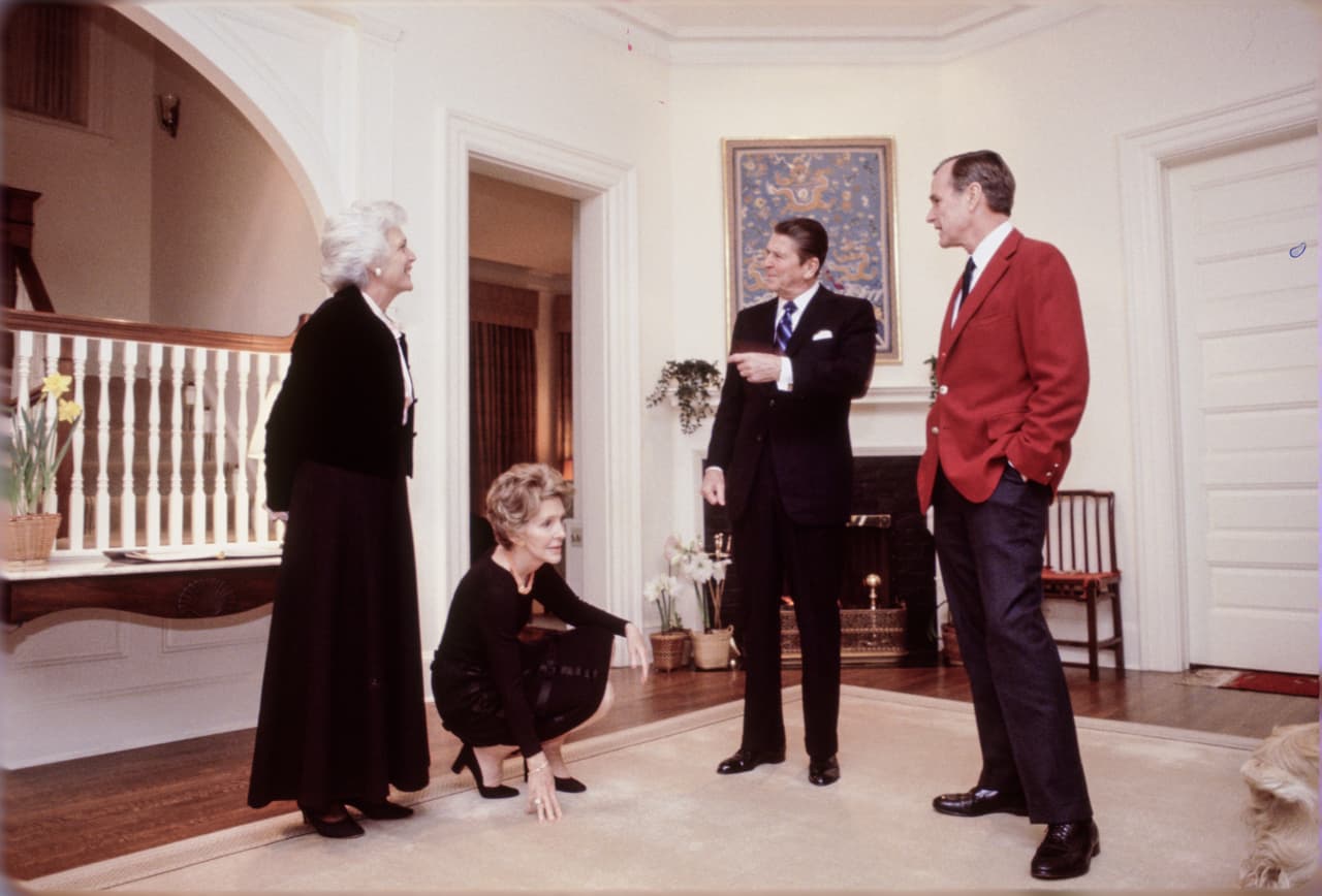 De izquierda a derecha Barbara Bush, la entonces primera dama Nancy Reagan, el entonces presidente Ronald Reagan y el entonces vicepresidente George H.W. Bush en la residencia del vicepresidente el 23 de febrero de 1981 en Washington DC.