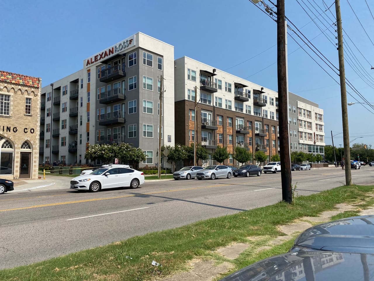 Un sospechoso aparentemente abrió fuego alrededor de un complejo de apartamentos en la esquina de la calle Washington, después caminó hacia el este en la calle Ross y entró por las puertas traseras de los a departamentos, según Juan Fernández, de la policía de Dallas. 
<br>