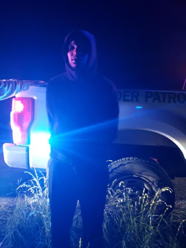 Se descubrió que el conductor, un ciudadano estadounidense de 19 años, identificado como Joubert Malik de Tolleson, y otros dos ciudadanos estadounidenses transportaban a dos inmigrantes indocumentados.