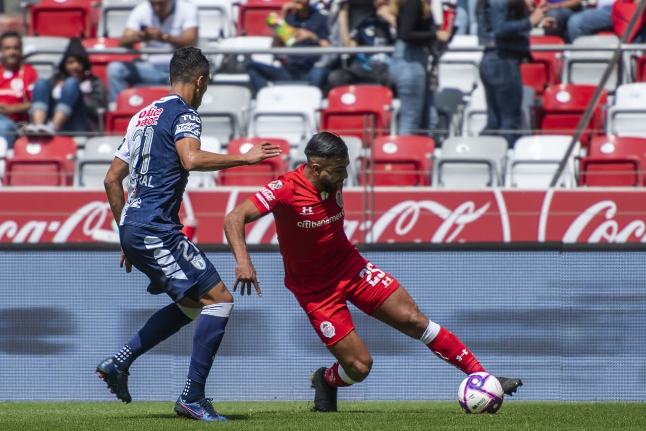 Canelo intentó una y otra vez el desborde por las bandas pero no hubo éxito en el primer tiempo.