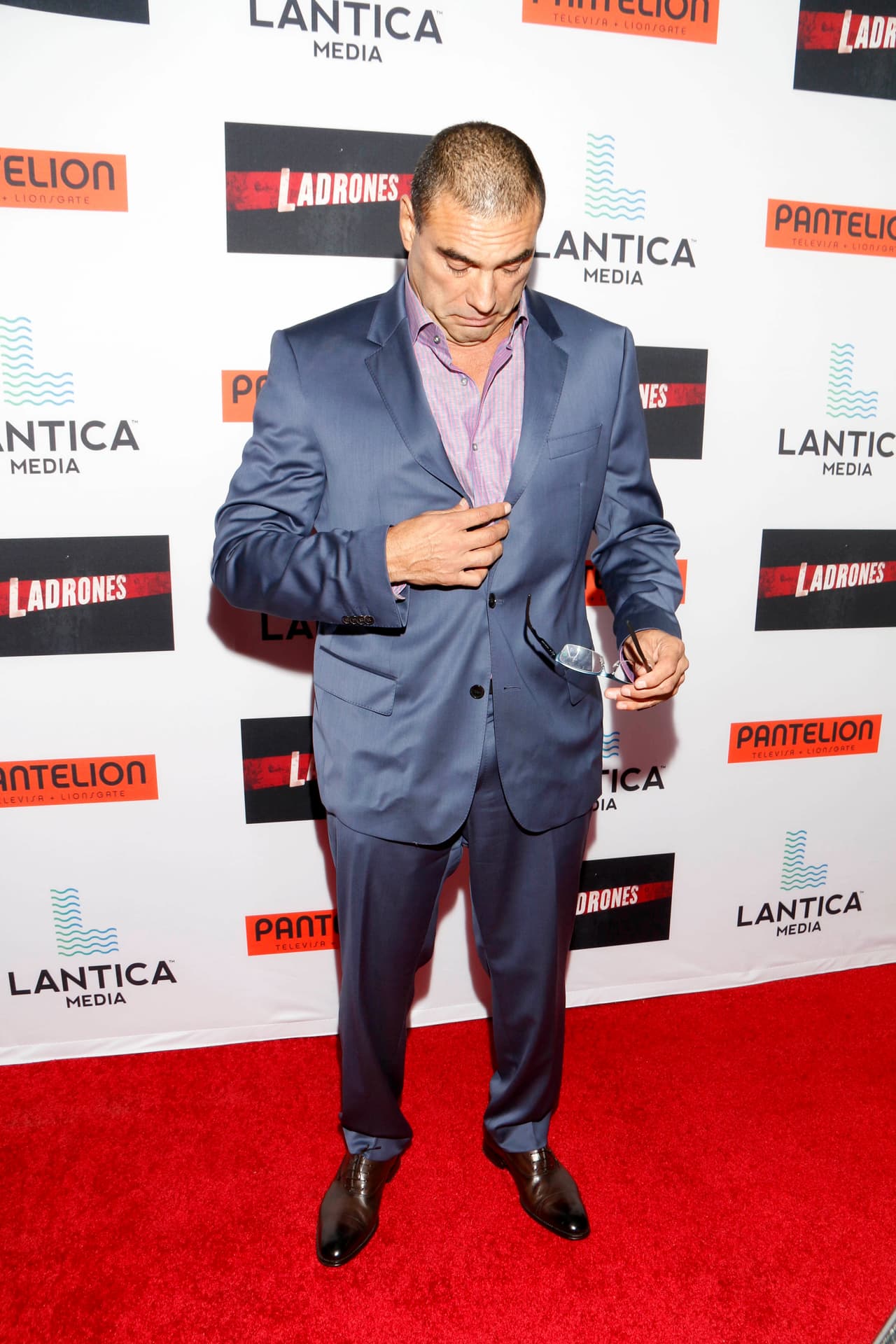 Eduardo acaba de finalizar la novela “Amores con trampa” por lo que se puede dedicar a la promoción de “Ladrones” sin ningún problema.