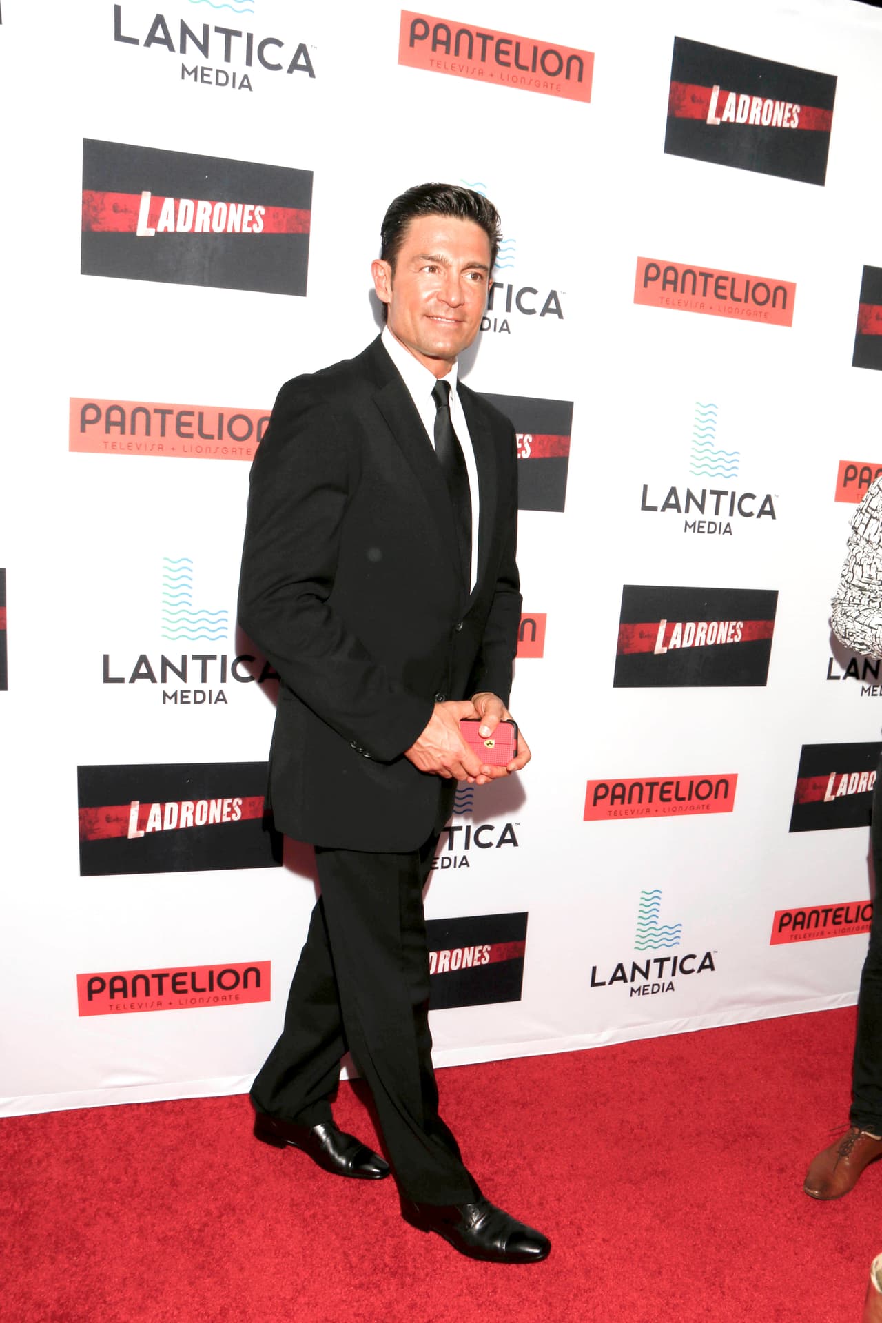 Colunga como siempre estuvo impecable en su atuendo, además pronto lo veremos de vuelta en la pantalla chica con la novela “Pasión y Poder”