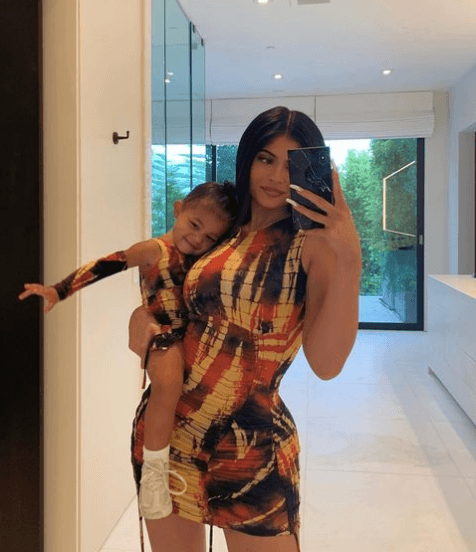 <b>#3 Madre e hija coordinan sus outfits de diseñador </b>
<br>
<br>No cabe duda que el lado fashionista de Stormi es herencia de Kylie Jenner, pues en varias ocasiones ha compartido imágenes en las que las dos usan las mismas prendas.