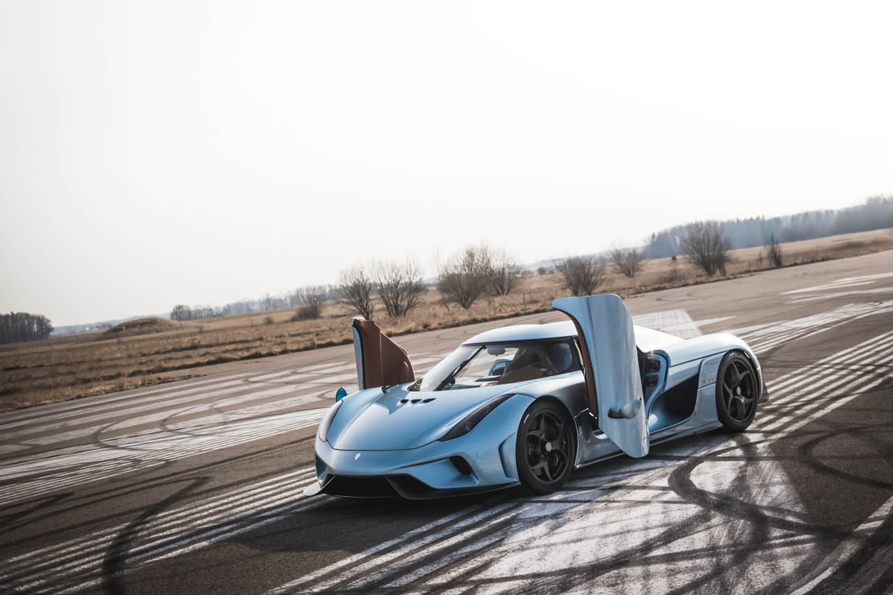 <h3 class="cms-h3-H3"><b>Koenigsegg Regera</b></h3>
<br>Precio: 2 millones de dólares
<br>Motor: V8 twin-turbo de 5.0 litros y tres motores eléctricos que en total generan 1,500 hp.
<br>Características: su velocidad máxima es de 248 mph y tiene un peso de 3,240 libras. El 0 a 60 mph lo alcanza en 2.8 segundos. Su chasis está fabricado en fibra de carbono y aluminio.
<br>