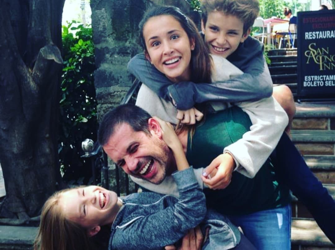 El presentador de Despierta América publicó en Instagram esta foto del recuerdo, donde se aprecia a sus tres hijos mayores jugando con su tío Mark Tacher.
<br>