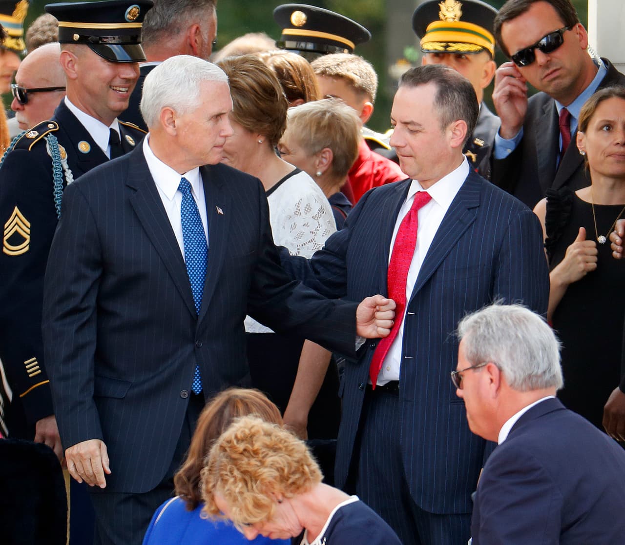 El vicepresidente, Mike Pence, y el jefe de gabinete, Reince Priebus, acompañaron al presidente durante los actos de conmemoración por los soldados caídos. (AP/Pablo Martinez Monsivais)