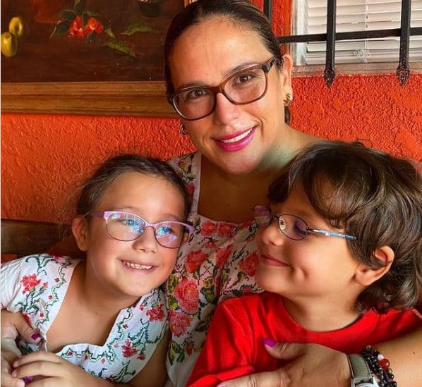 Gracias a las fotografías que publica la mexicana en sus redes sociales, podemos constatar que sus hijos cada día se parecen más a ella.
