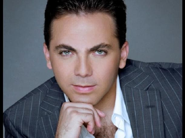 Por lo tanto, el cantante Cristian Castro primo de la primogénita de Angélica Rivera.