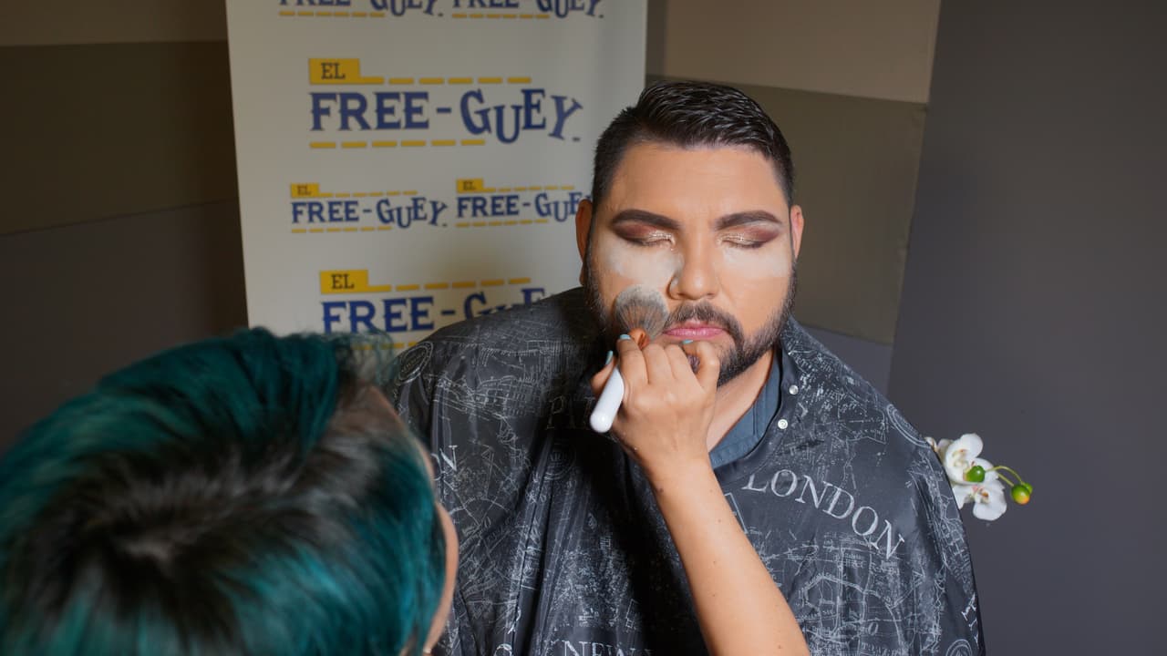 El Tambochi pago la apuesta contra El Compa Ivan cambiando de 'look' por un día.