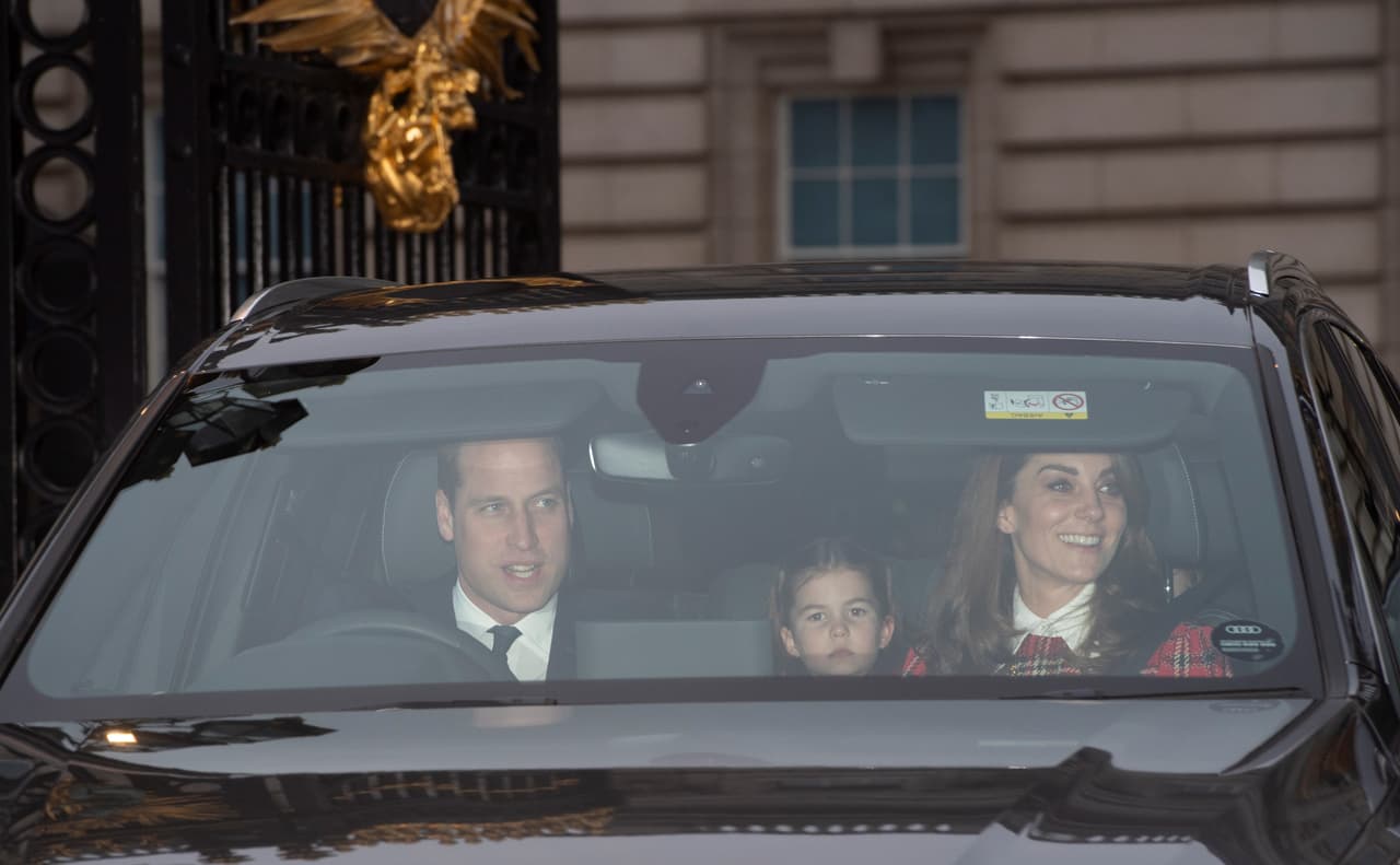 Al concluir el almuerzo real, los duques de Cambridge abandonaron el palacio de Buckingham juntos, en el mismo automóvil.