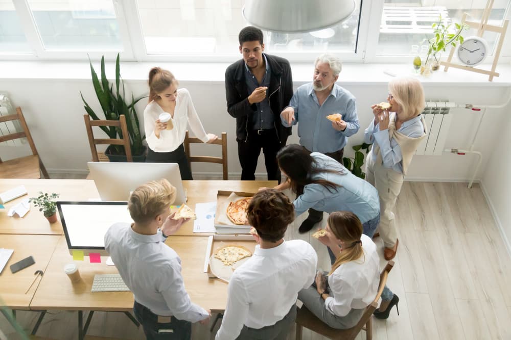 <b>Trabajo -</b>
<br> Cuando te aplaudan no te sientas halagado, espera hasta saber de qué parte vienen los aplausos. Si te critican los que siempre fracasan no te sientas mal.