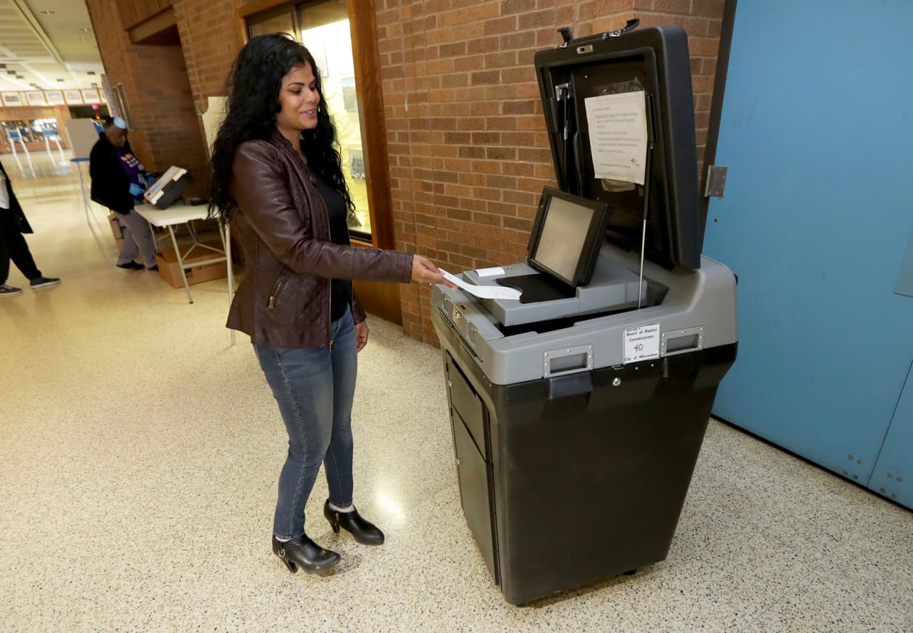 Molly King, una trabajadora electoral, prueba una máquina de votaciones en la Escuela Secundaria South Division en Milwaukee el Monday, April 6, 2020. Miles de trabajadores electorales dijeron que se quedarán en casa, forzando a Milwaukee a reducir sus sitios de votaciones de 180 a cinco. (Mike De Sisti/Milwaukee Journal-Sentinel vía AP)