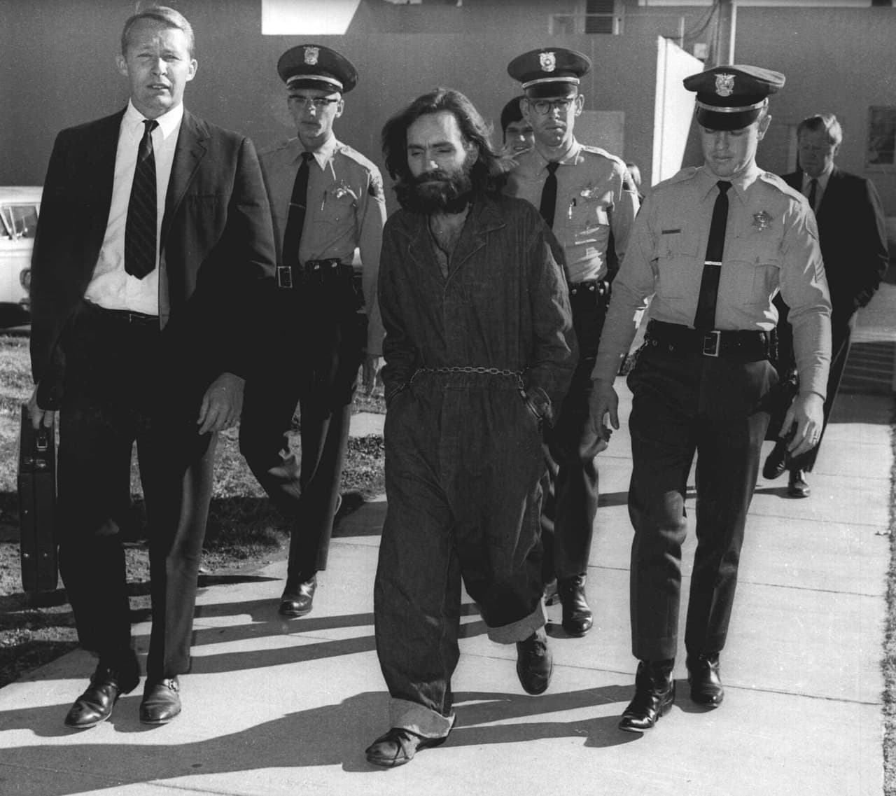 La defensa de Charles Manson se basó en que él no mató a nadie directamente, sin embargo, se determinó que había manipulado a sus seguidores para que llevaran a cabo los asesinatos. Fue condenado como autor intelectual de los crímenes en 1971.