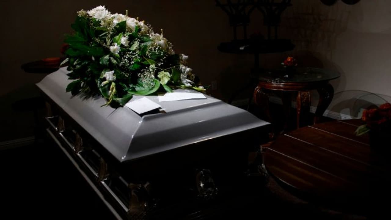 <b>En video. <b>¿Perdiste un ser querido por el coronavirus? Así podrás aplicar para recibir un reembolso de los gastos fúnebres.</b></b>
<br>
<br>Desde este lunes 12 de abril, las familias que hayan perdido uno o más seres queridos a causa del coronavirus podrán aplicar para recibir un reembolso de los gastos fúnebres a través de FEMA. Son más de $2,000 millones en fondos y quienes se beneficien podrán adquirir mínimo $9,000 y máximo $35,000. El solicitante sí debe ser ciudadano de EEUU o tener un estatus legal.