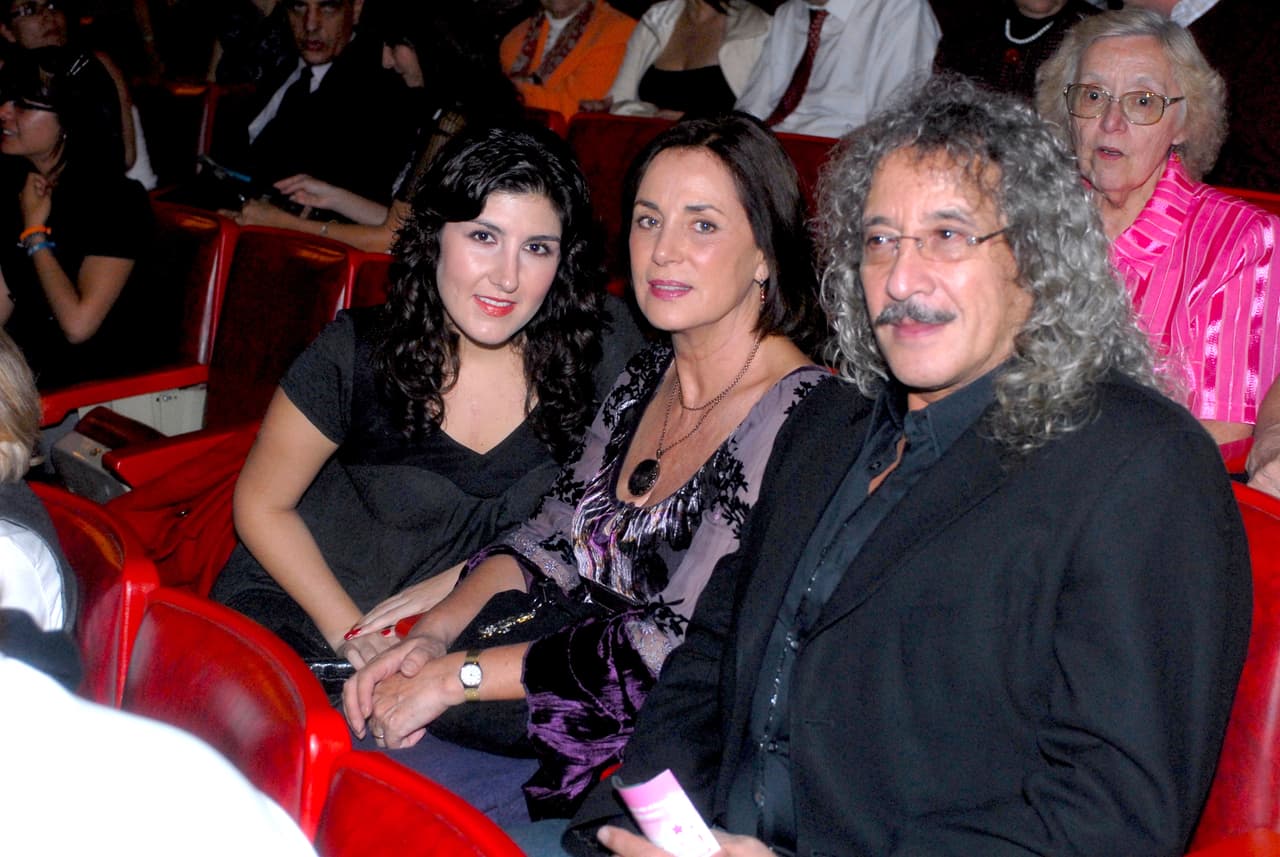 Helena Rojo con una de sus hijas y su pareja en el estreno de 'Las Arpías', en 2009.