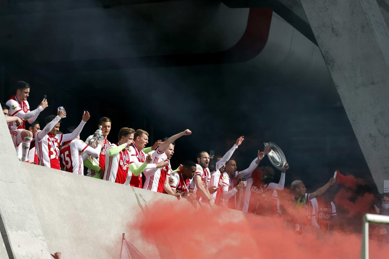 La escuadra de Erik Ten Hag suma su trigésimo quinto título de la Eredivisie en la historia del club y así se festejó en Amsterdam.