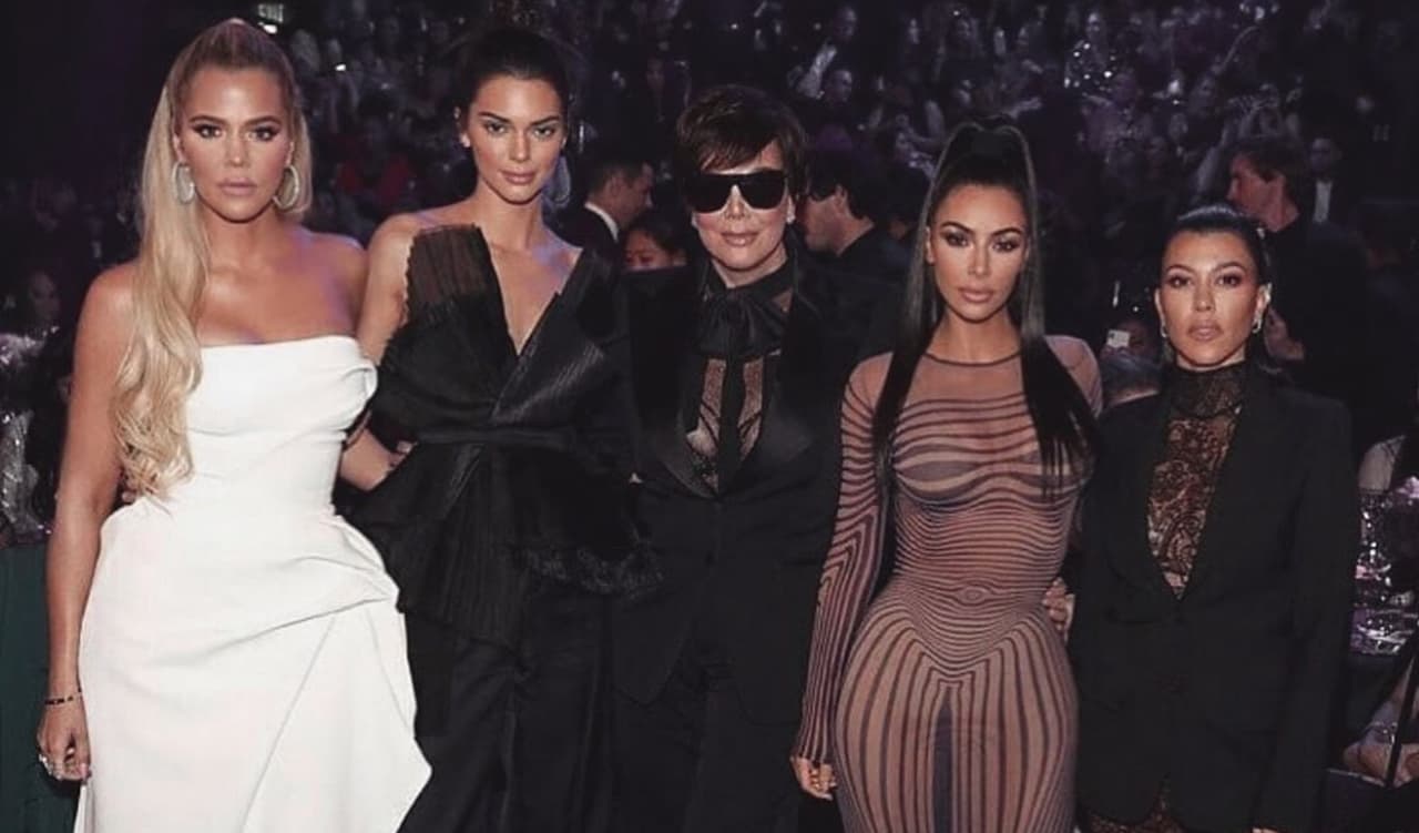 De acuerdo con los capítulos de la más reciente temporada de 
<b><a href="https://www.youtube.com/channel/UC8oimTPVHKiC7oL3QgdKbgg">Keeping Up with the Kardashians</a></b>, la relación sorprendió a los integrantes de la familia Kardashian Jenner.