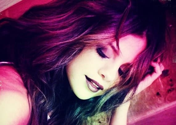 ¿Qué hace Selena Gomez para lucir perfectamente maquillada? Ella nos muestra todo.