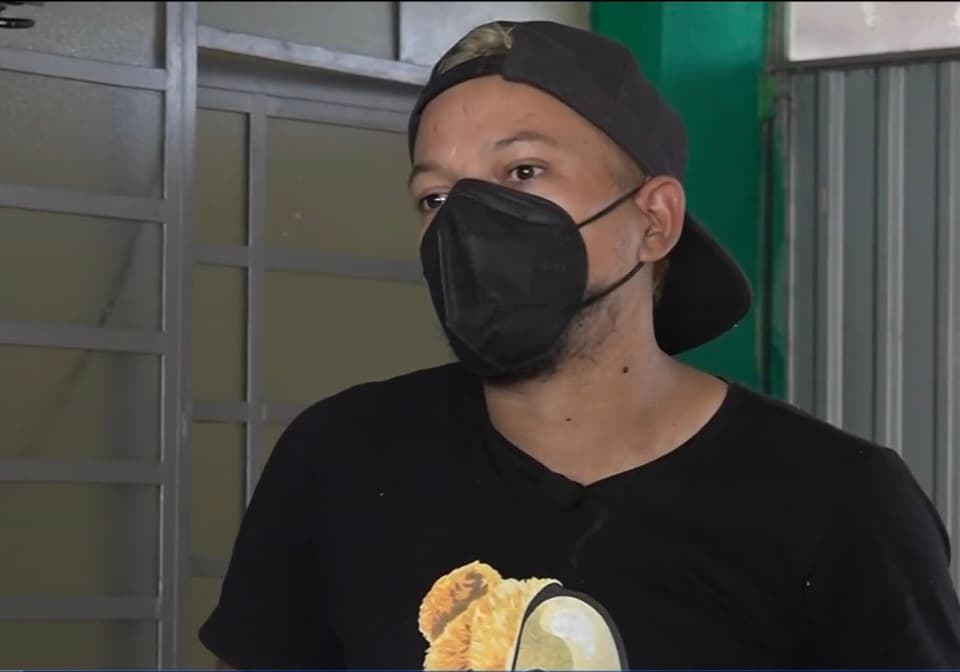 Luis Lozada, músico de profesión, decidió
<b>salir de Venezuela junto a su esposa Keily Zambrano para ser parte del millón de compatriotas que viven en Perú</b>, tras ser invitado por un colega que le propuso componer desde el país andino.
<b> </b>
<br>