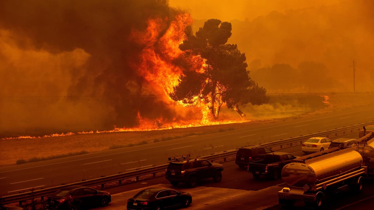 Los confines de los condados se han borrado por las llamas que se expanden rápidamente debido a la ola de calor, los fuertes vientos, y las tormentas eléctricas.