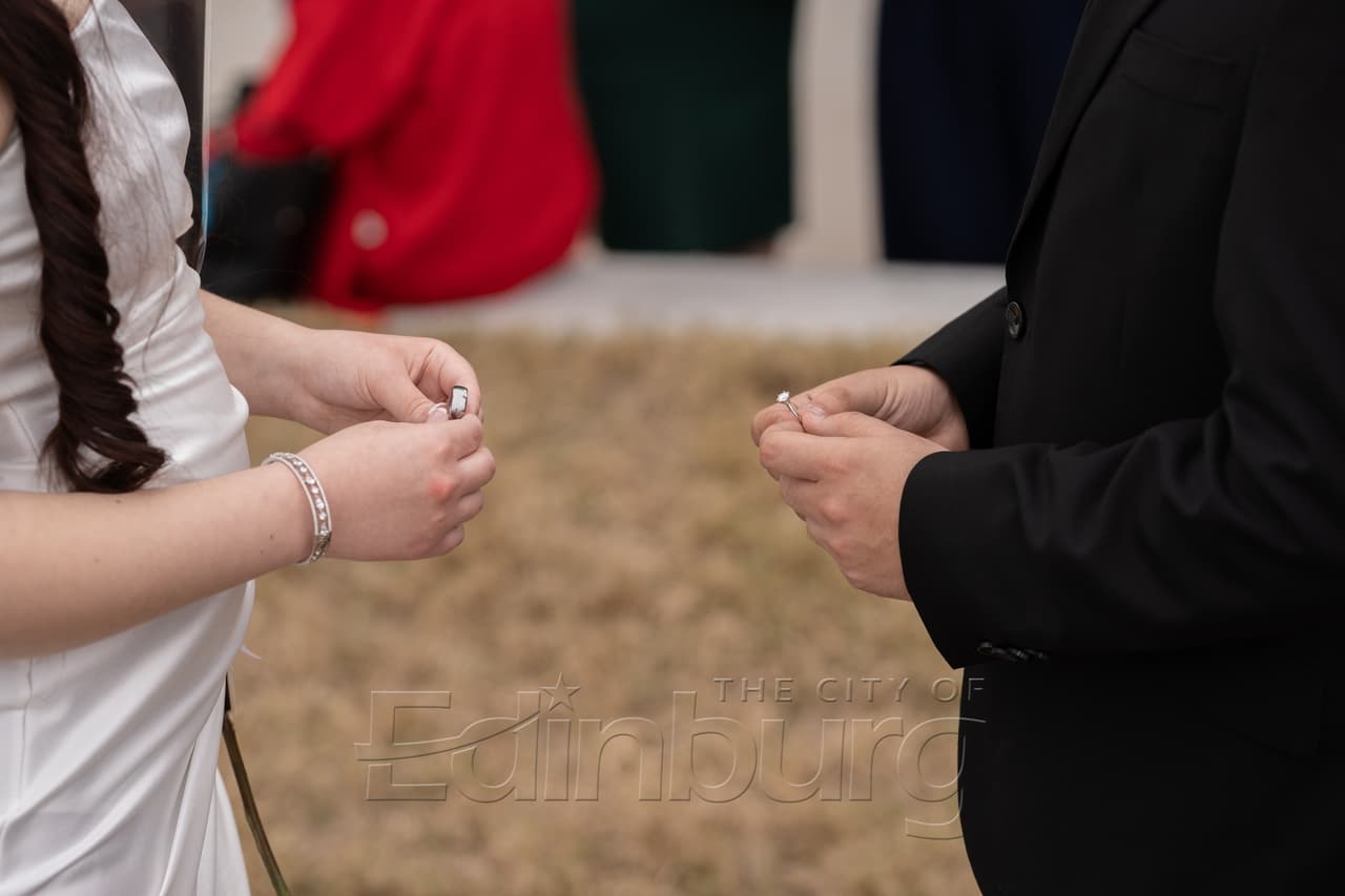 Cada pareja llevó sus anillos a intercambiar, dijeron sus votos y celebraron al final en una fiesta en la que solo se celebra el amor.
