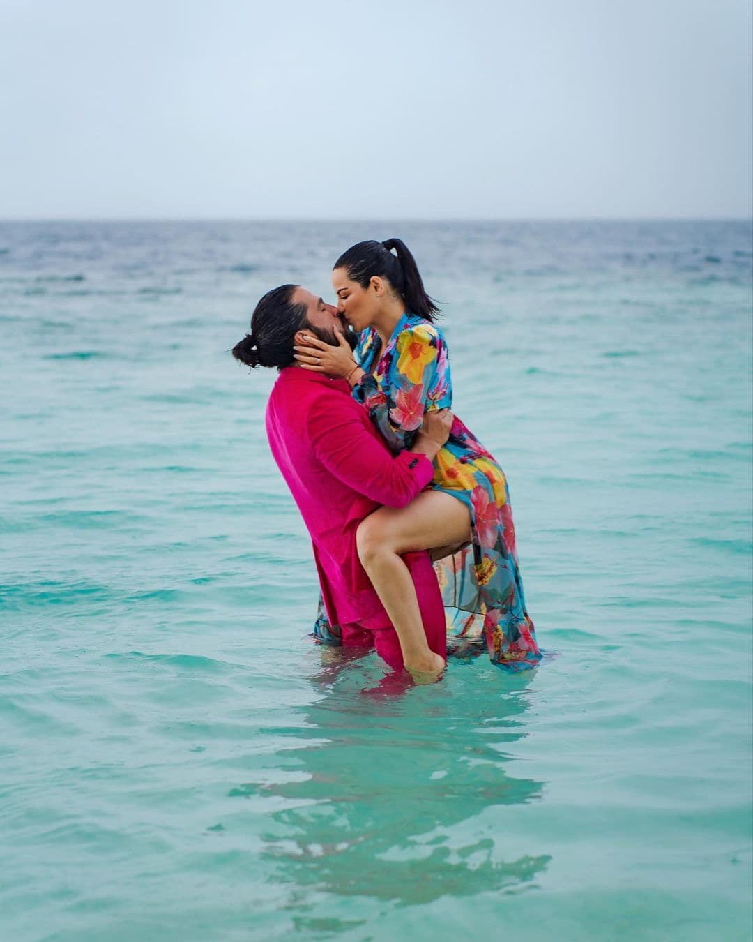 La protagonista de 
<b><a href="https://www.vix.com/es-es/detail/series-1012?utm_medium=internal_referral&utm_source=univision&utm_campaign=breaking_news&utm_content=ed_entertainment&utm_term=slideshow" target="_blank">Triunfo del Amor, que puedes ver gratis aquí en ViX</a></b>, y 'La Gata' y Andrés Tovar posaron muy enamorados en medio del mar luciendo atuendos coordinados.