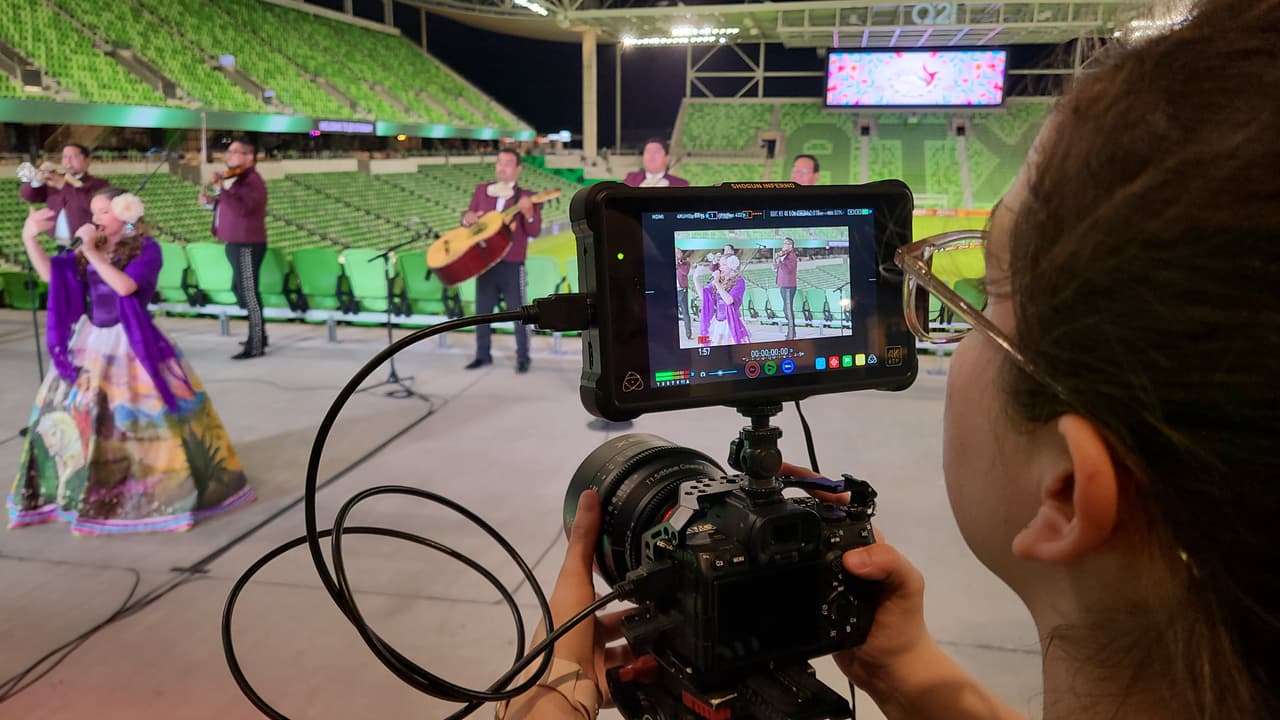 Así luce detrás de las cámaras.