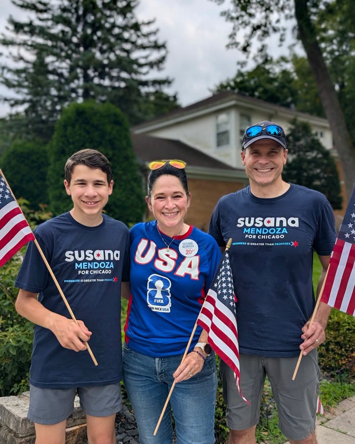 Susana Mendoza, actual contralora de Illinois y ex secretaria municipal de Chicago, anunció su candidatura el 3 de junio de 2026. Ya compitió por la alcaldía en 2019. Se presenta como demócrata centrista centrada en la seguridad pública, el control del gasto municipal y la mejora del CTA. Promete “progreso que la gente pueda sentir”, reducir el costo de la vivienda y fortalecer la confianza en la policía. No busca la reelección como contralora para concentrarse en la carrera.