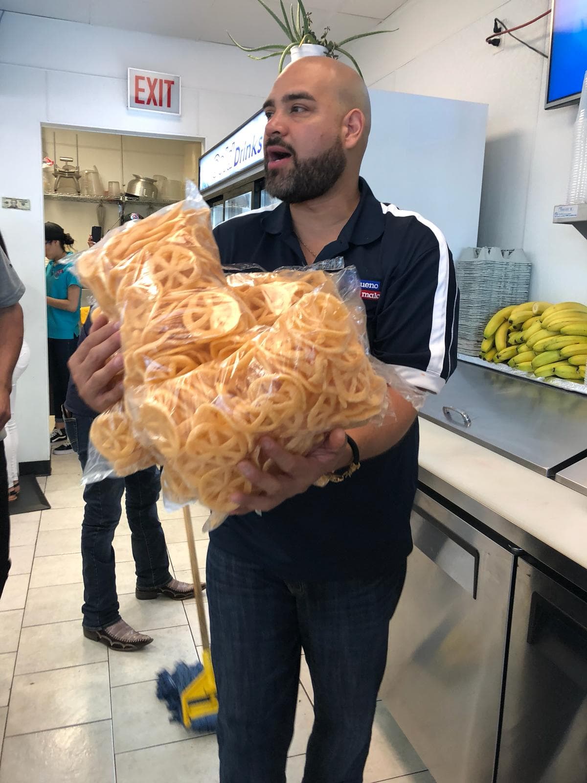 Por lo que de inmediato se puso El Pelón a organizar los fritos del local.