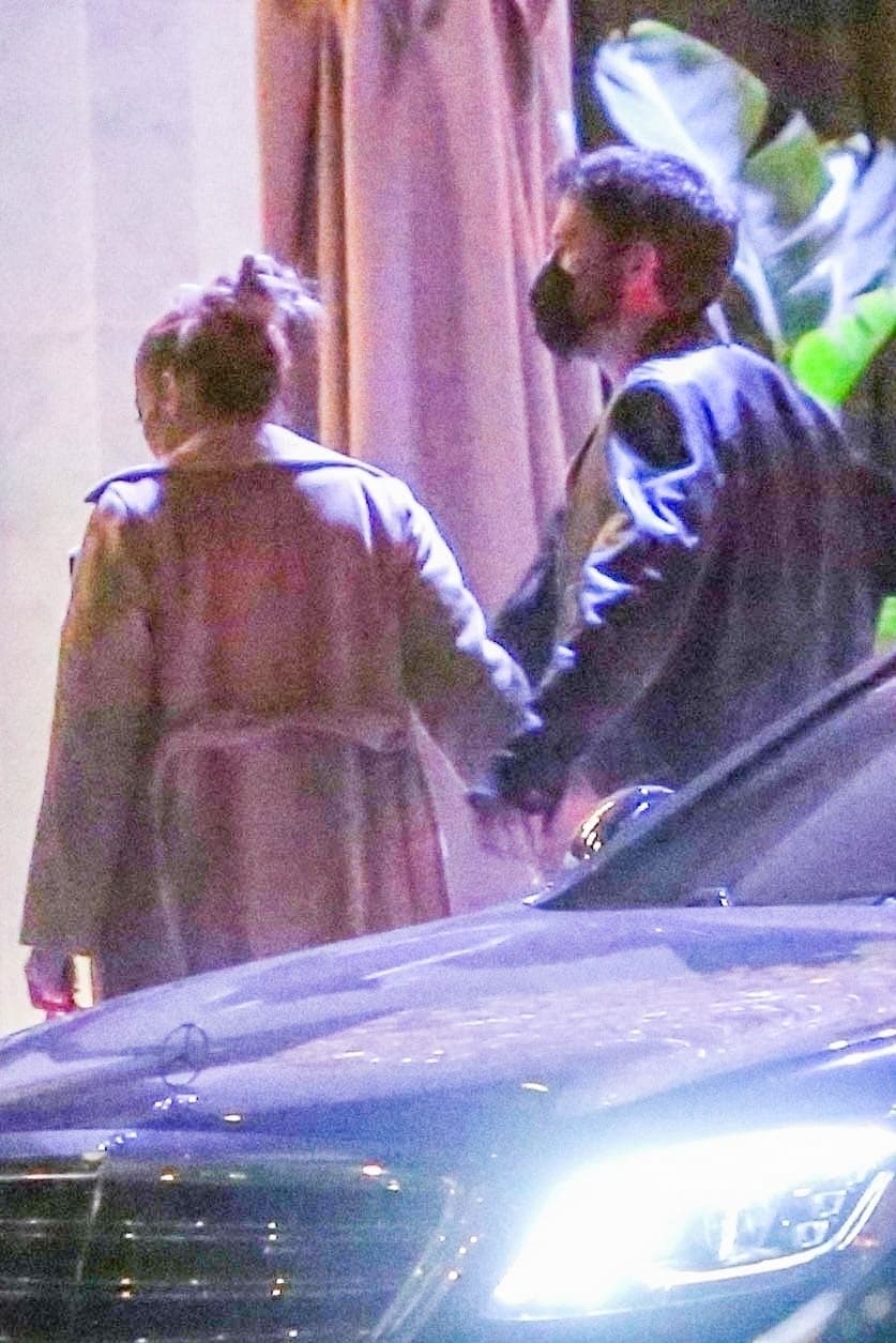 Según el informante "
<b>lucían muy cómodos</b> y relajados juntos". 
<br>