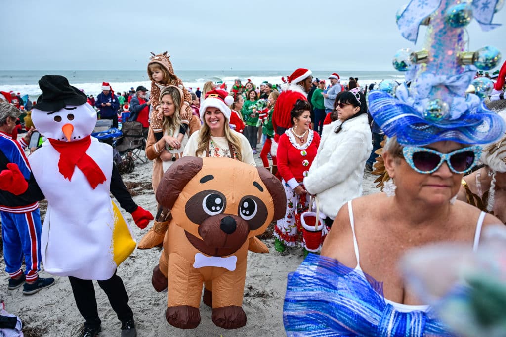 ¿Traje de baño o disfraz? El 24 de diciembre, en Cocoa Beach se puede ganar de ambas formas.